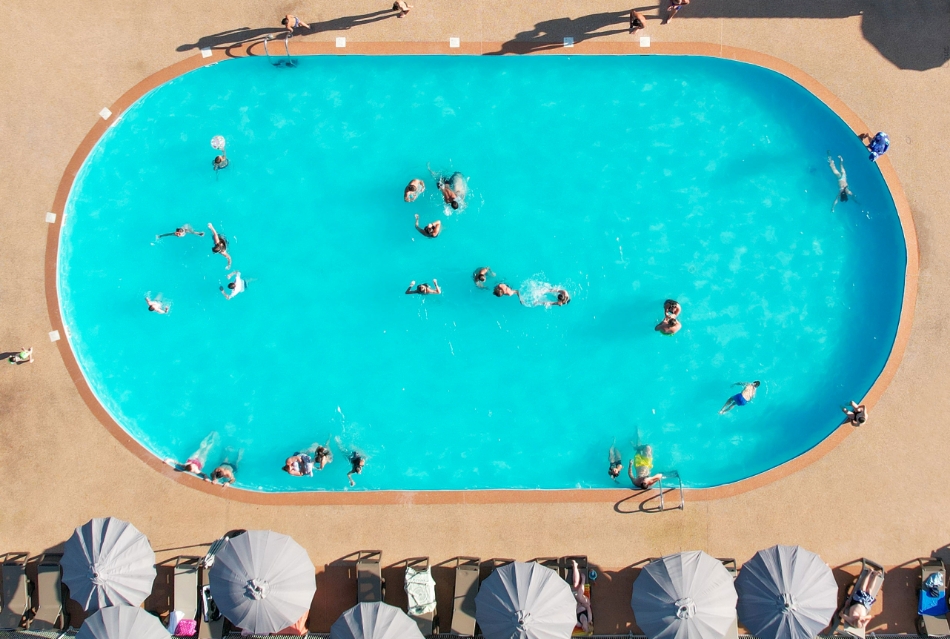 Luftbild des ovalen Schwimmbeckens des Erlebnisbads auf dem Campingplatz Les Bords de Loue