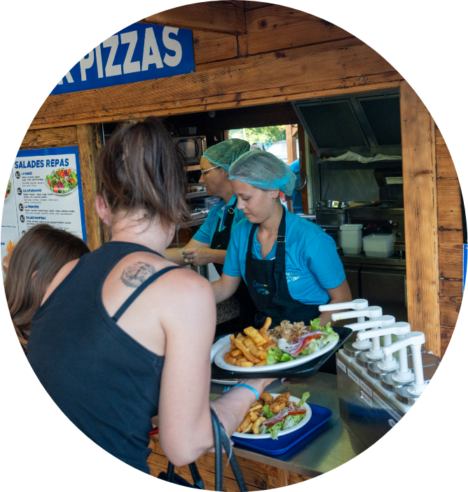 Die Snackbar des Campingplatzes Les Bords de Loue im Jura, bietet eine schnelle und leckere Küche mit hausgemachten Gerichten